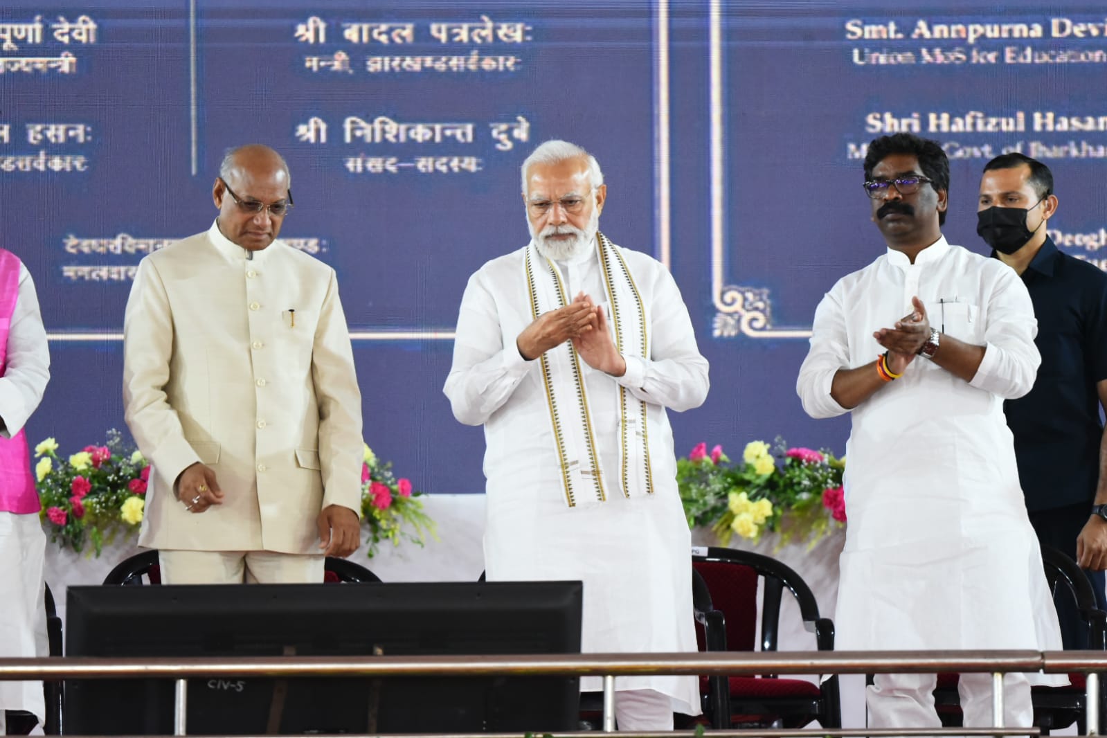 झारखण्ड : पीएम ने हवाई चप्पल से जहाज के सफ़र की बात कहना सीएम का पीठ थपथपना है